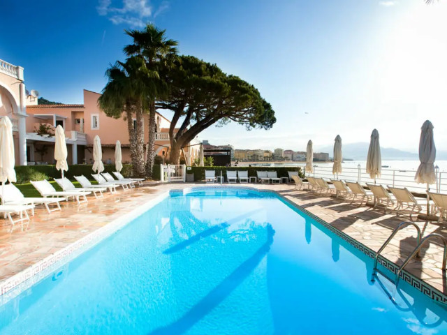 1 nuit les pieds dans l’eau et champagne à l'hôtel Les Mouettes **** à Ajaccio