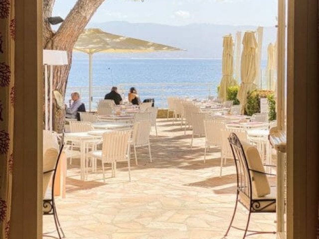 1 nuit les pieds dans l’eau et champagne à l'hôtel Les Mouettes **** à Ajaccio