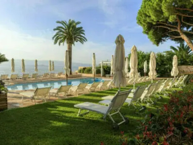 1 nuit les pieds dans l’eau et champagne à l'hôtel Les Mouettes **** à Ajaccio