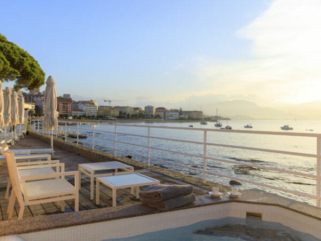 1 nuit les pieds dans l’eau et champagne à l'hôtel Les Mouettes **** à Ajaccio