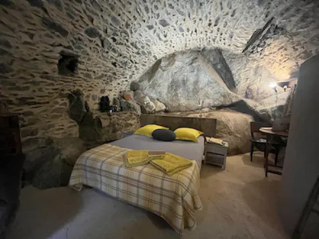 1 nuit dans une chambre façon grotte à Corbara avec Kiffemu