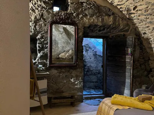 1 nuit dans une chambre façon grotte à Corbara avec Kiffemu