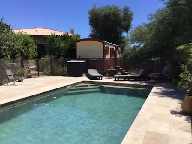 1 nuit dans un ancien couvent grec, ferme avec piscine à Cargèse avec Kiffemu