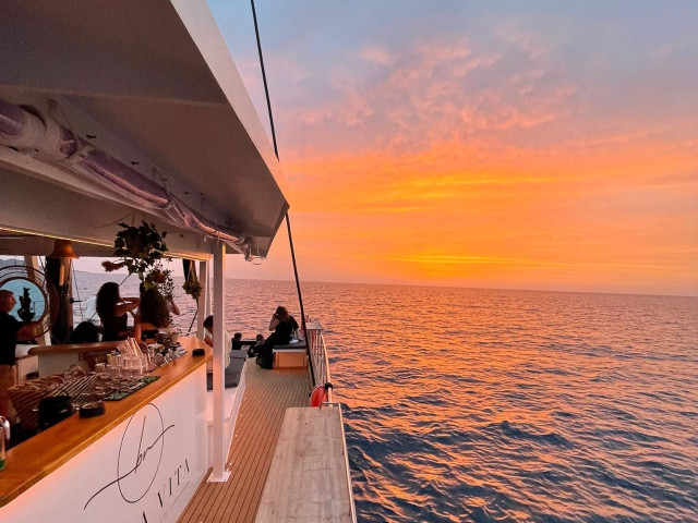 Croisière de 3h30 en catamaran au coucher du soleil à Saint Florent avec Kiffemu