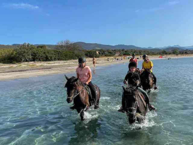 Balade à cheval de 1h ou 1h30 avec une guide-chanteuse à Serra di Ferro avec Kiffemu