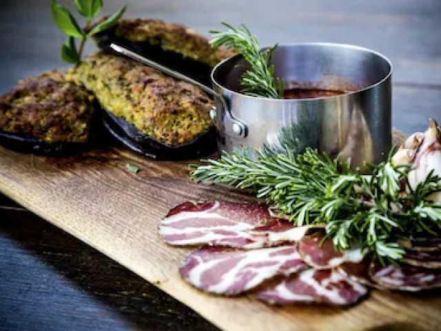 Soirée corse avec chanteurs et repas dans une ferme auberge à Figari avec Kiffemu