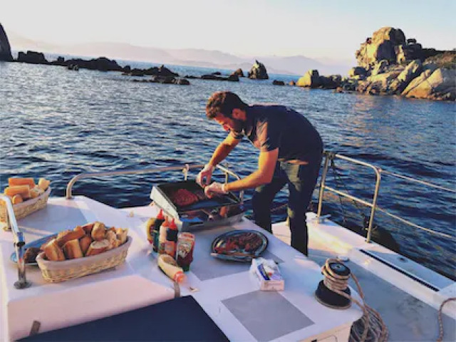 Balade en bateau de 2h au coucher de soleil à Ajaccio avec Kiffemu