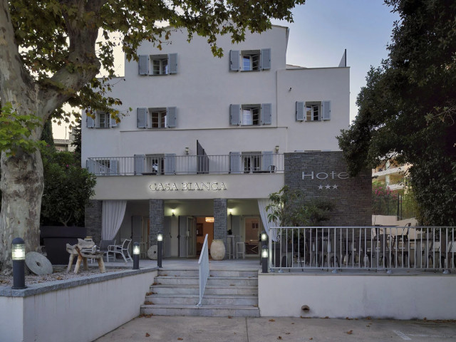 1 nuit en suite au coeur de la ville à l'hôtel Casa Bianca *** à Calvi