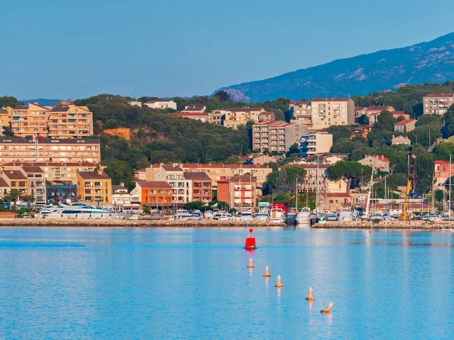 Promenade guidée avec dégustation en kayak à Porto Vecchio avec Kiffemu