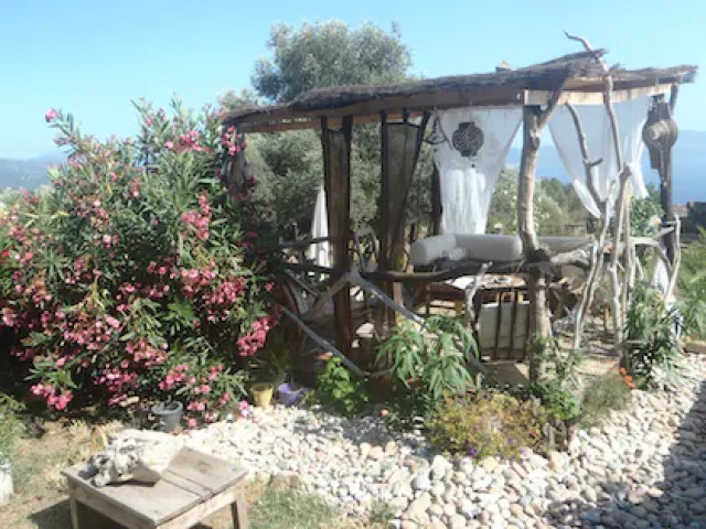 1 nuit avec petit déjeuner dans un ancien couvent grec à Cargèse avec Kiffemu