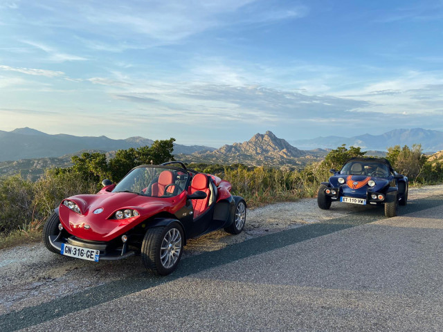 Balade de 2h en Roadster avec bouteille de champagne en Balagne avec Kiffemu