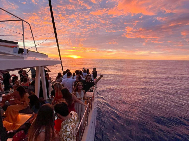 Croisière en catamaran à la demi-journée avec pique-nique pour 2 adultes et 1 enfant dans les Agriate avec Kiffemu