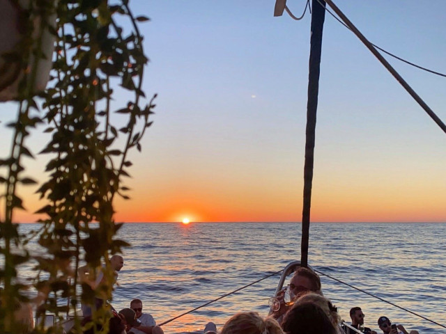 Croisière à la journée avec pique-nique ou brunch en catamaran dans les Agriate pour 1 personne avec Kiffemu