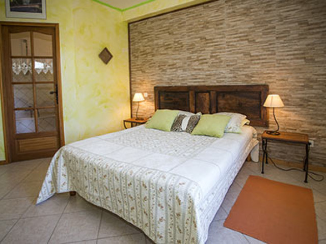 Repas dans les montagnes dans une table à Castirla à A Pianella