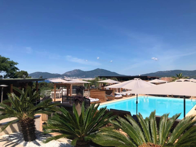 Lunch en bord de piscine au Bella Vista à Porticcio