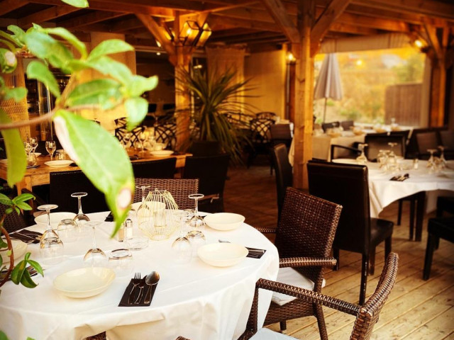 Lunch en bord de piscine au Bella Vista à Porticcio