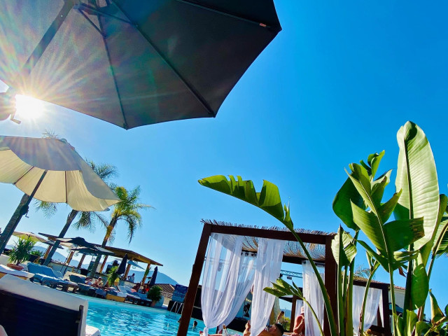 Lunch en bord de piscine au Bella Vista à Porticcio