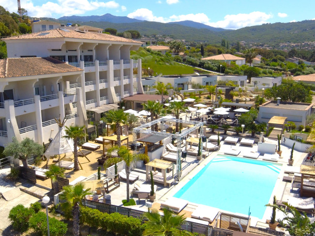 Lunch en bord de piscine au Bella Vista à Porticcio