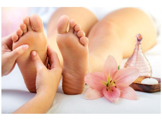 Massage relaxant des pieds à l'Éveil des Sens à Oletta