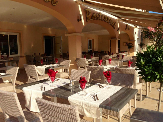 1 nuit en chambre double au plein cœur d'Aleria avec repas pour 2 à L'Empereur hôtel