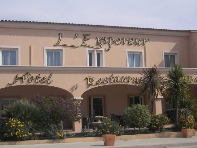 1 nuit en chambre double au plein cœur d'Aleria avec repas pour 2 à L'Empereur hôtel