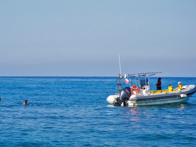 Découverte en bateau de la Costa Verde avec randonnée palmée chez Costa Verde Loisirs