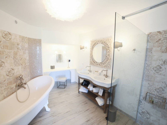 1 nuit en Suite Junior à l'Hostellerie du Moulin des Oliviers ***** & accès au Spa by Clarins à Olmeto plage