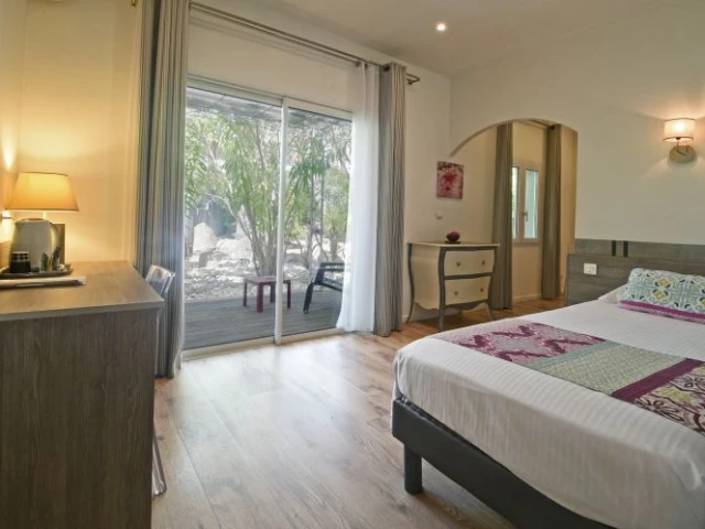 1 nuit en chambre SUPERIEURE pour 2 pers + petit déjeuner  + 15 min en duo de jacuzzi avec le Golfe Hotel Porto vecchio