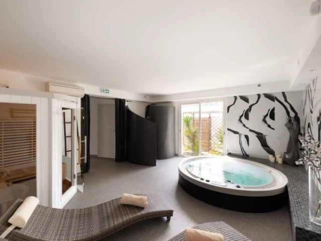 1 nuit en chambre SUPERIEURE pour 2 pers + petit déjeuner  + 15 min en duo de jacuzzi avec le Golfe Hotel Porto vecchio