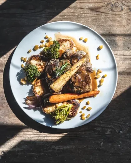 Repas dans un restaurant au-dessus de l’eau à Canari avec Kiffemu
