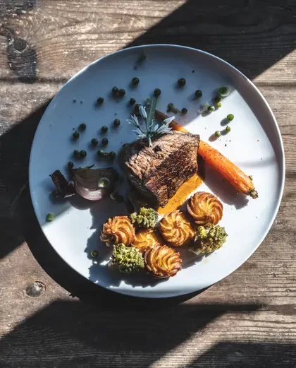 Repas dans un restaurant au-dessus de l’eau à Canari avec Kiffemu