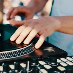 Sortie en catamaran au coucher du soleil avec DJ, grillades et punch à Ajaccio avec Kiffemu