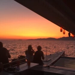Sortie en catamaran au coucher du soleil avec DJ, grillades et punch à Ajaccio avec Kiffemu